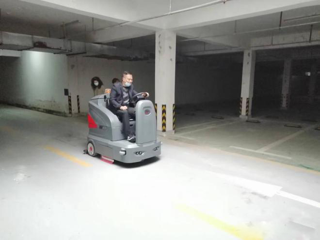 宜宾小区物业保洁不用人力改用驾驶式洗地机了